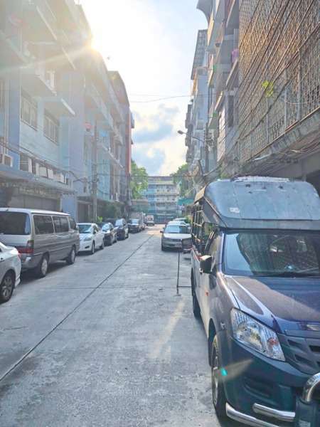 MRTหัวลำโพง ให้เช่าโกดัง ย่านกลางเมือง เจริญกรุง 25-35 ตลาดน้อย สัมพันธวงศ์ 195 ตรว. 780 ตรม.  2น้ำ  1นอน แอร์ 1ตัว