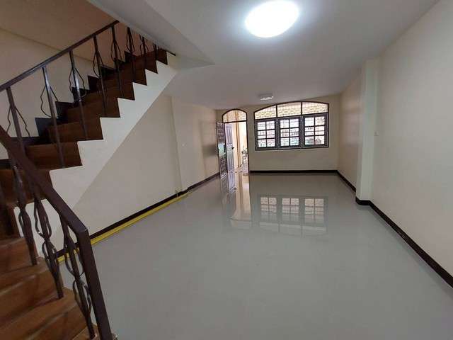 Townhome หมู่บ้าน ดีเค 3500000 thb  24 Square Wah 0 ngan 0 ไร่ ใกล้ โรงเรียนเลิศหล้า ทำเลทอง