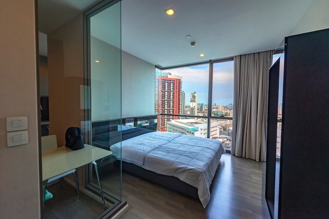 The Room Sukhumvit 69 spacious clean safe 19th floor BTS Phra Khanong