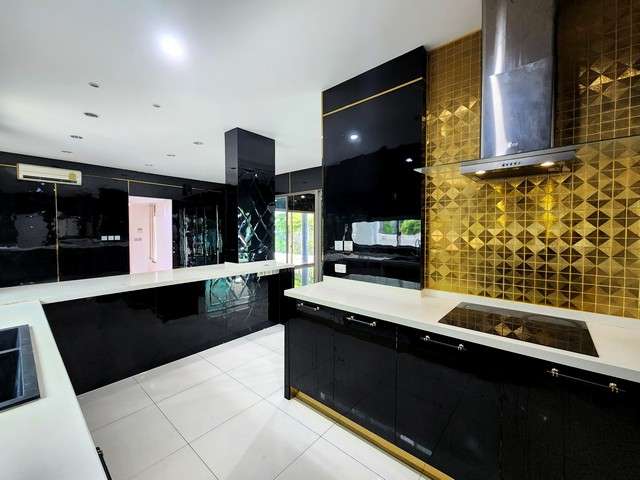 บ้าน เนอวานา บียอนด์ เกษตร-นวมินทร์ ไม่ไกลจาก – 21000000 บาท 4 ห้องนอน 5 Bathroom 60 Square Wah สะอาด บ้านสไตล์โมเดิร์น ทันสมัย  มีพื้นที่การใช้งานในบ้านเยอะ ไม่เน้นพื้นที่รอบบ้าน โครงการที่มีความร่มรื่น  มี Facilities ครบ