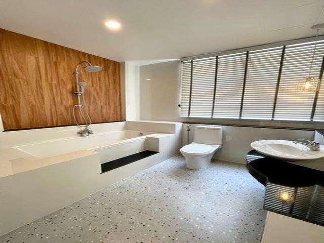For Sale : Condo in Patong Beach, 2 Bedroom 2 Bathroom, 2nd flr.