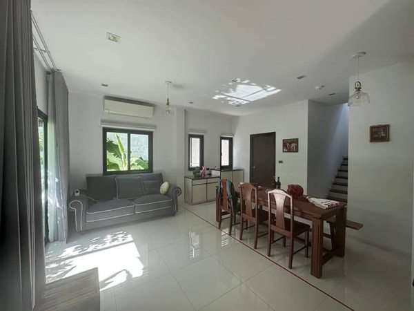 ให้เช่าบ้านเดี่ยวสภาพใหม่ใกล้สนามกอล์ฟธัญธานี T.062-1574449