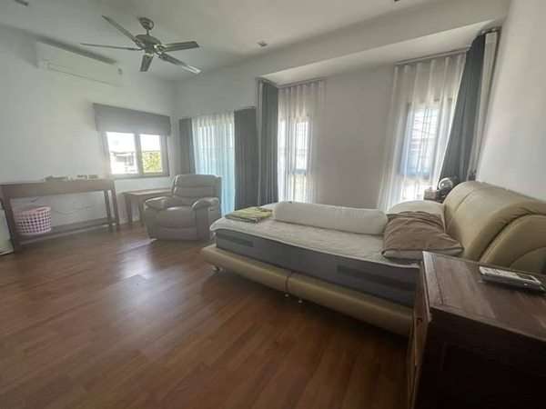 ให้เช่าบ้านเดี่ยวสภาพใหม่ใกล้สนามกอล์ฟธัญธานี T.062-1574449