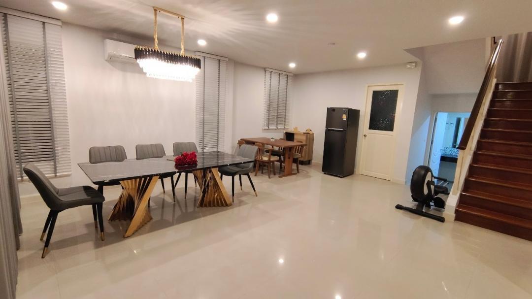 ให้เช่าบ้านเดี่ยว 2 ชั้น หมู่บ้านบลูลากูล บางนา fully furnished ใกล้ ม.ราม 2