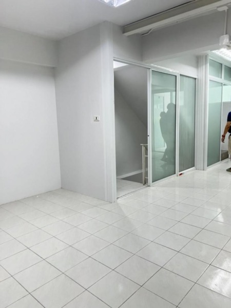 ให้เช่าอาคารพาณิชย์ 4 .5 ชั้น ซอยลาซาล ใกล้สถานีรถไฟฟ้า BTS แบริ่ง ประมาณ 264 ตร.ม.  มีห้องน้ำ 4 ห้อง พร้อมดาดฟ้า