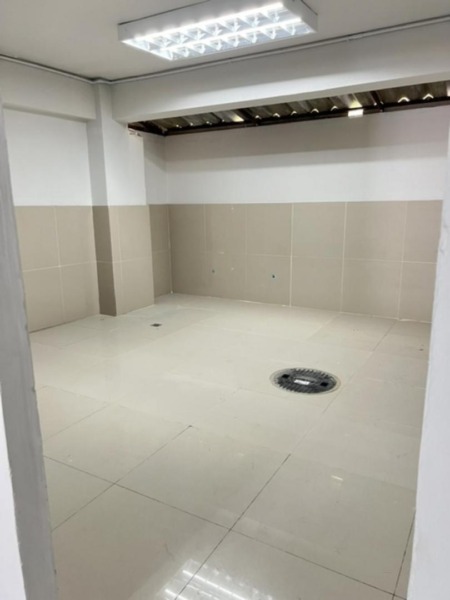 EPL-BR0041 ให้เช่าอาคารพาณิชย์ 4 .5 ชั้น ซอยลาซาล ใกล้สถานีรถไฟฟ้า BTS แบริ่ง ประมาณ 264 ตร.ม.  มีห้องน้ำ 4 ห้อง พร้อมดาดฟ้า