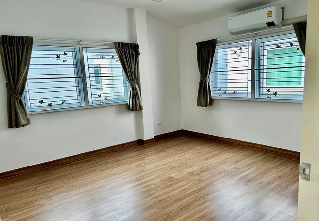 ขายบ้านแฝด หมู่บ้านรัชชาโกลด์ พระราม 5 เนื้อที่ 36.8 ตร.ว. บ้านสวย พร้อมอยู่