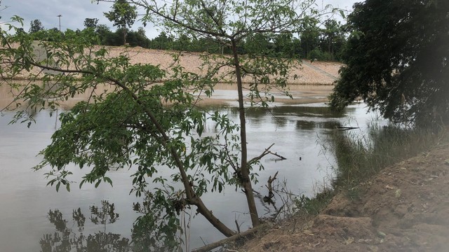 ขายที่ดินพร้อมบ้าน ติดแม่น้ำแควน้อย ในเมืองกาญจนบุรี ด้านหน้าที่ดินวิวภูเขาล้อมรอบ บรรยากาศดี เดินทางสะดวกใกล้แหล่งชุมชน