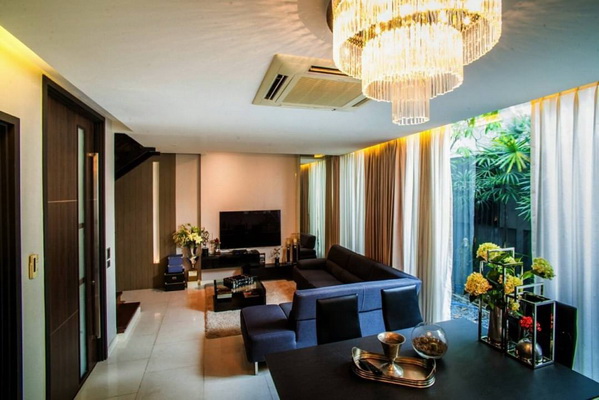 [ให้เช่า] FOR RENT RESIDENCE SUKHUMVIT 65 / 4 bedrooms 5 bathrooms / 29 Sqw. 290 Sqm. **110,000** CLOSE TO SKYTRAIN BTS PHRAKANONG