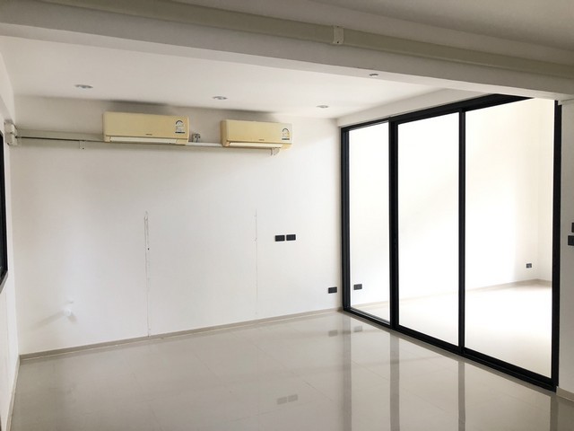 POR3913 ขาย ทาวน์โฮม ชิเซน พัฒนาการ 32 Shizen Phatthanakan 32 ห้องมุม สไตล์ Japanese Modern Loft 4 ห้องนอน