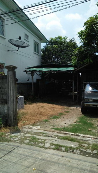 Old house for sale Need to renovation big land Samutprakan