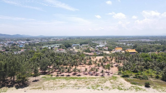 ขายที่ดินติดทะเลหาดคอสนชุมพรสะดวกติดถนนติดตัวเมือง ไร่ละ 3.5 ล้าน