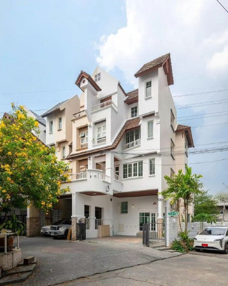 ให้เช่าบ้านทาวน์โฮมหรู 4.5 ชั้นพร้อมสระว่ายน้ำส่วนตัว Luxury pool villa Townhome โครงการบุษราคัมเพลส Busarakum place ซอยวิภาวดี 20