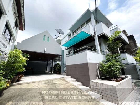 [ให้เช่า] FOR RENT DETACHED HOUSE SUKHUMVIT 65 / 3 bedrooms 5 bathrooms / 53 Sqw. 200 Sqm. **70,000** CLOSE TO BTS EKKAMAI