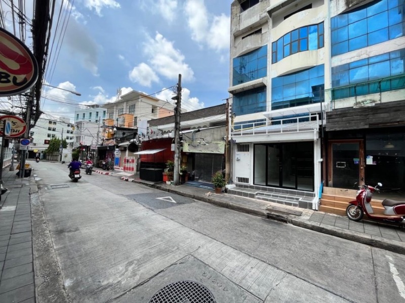 BH2943 ให้เช่าอาคารพาณิชย์รีโนเวทใหม่ ใกล้มหาวิทยาลัยหอการค้าไทย (UTCC)  เหมาะกับการทำร้านกาแฟ/ร้านอาหาร/คลินิกทำฟัน/เสริมความงาม/ร้านทำผม