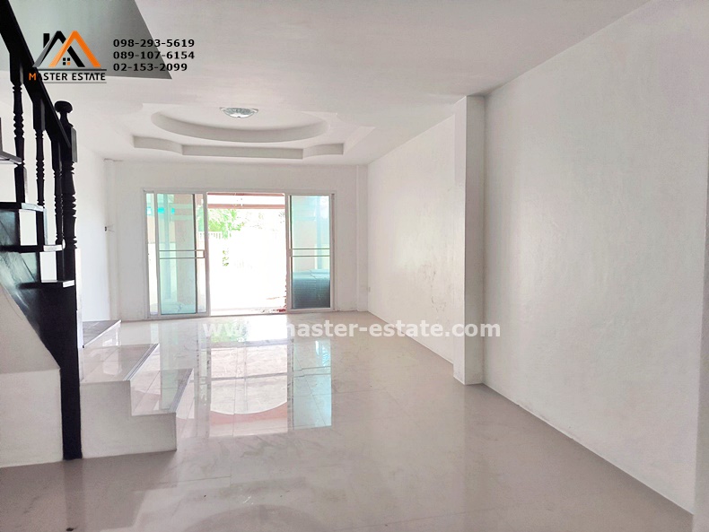 ซอยนวมินทร์ 74 แยก 1-9-4 ทาวน์เฮาส์ 2 ชั้น หลังมุม โปร่ง โล่ง เนื้อที่ 25 ตร.ว. Renovate ใหม่ พร้อมอยู่