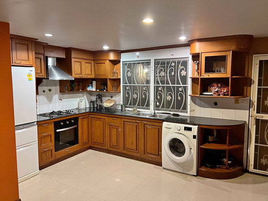 [ให้เช่า] FOR RENT TOWNHOME 3 STOREY SUKHUMVIT 101 / 3 bedrooms 3 bathrooms / 20 Sqw. 180 Sqm. **45,000** CLOSE TO BTS PUNNAWITHI