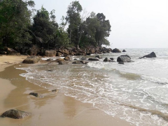 พื้นที่ดิน ที่ดิน หาดเล็ก จ.ตราด 48000000 BAHT ใกล้ ห่างด่านพรมแดนคลองใหญ่ ประมาณ1.7 กม. และ เกาะกูด ประมาณ 33 กม. ถูกสุ