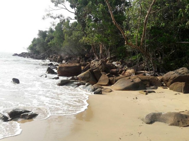 พื้นที่ดิน ที่ดิน หาดเล็ก จ.ตราด 48000000 BAHT ใกล้ ห่างด่านพรมแดนคลองใหญ่ ประมาณ1.7 กม. และ เกาะกูด ประมาณ 33 กม. ถูกสุ