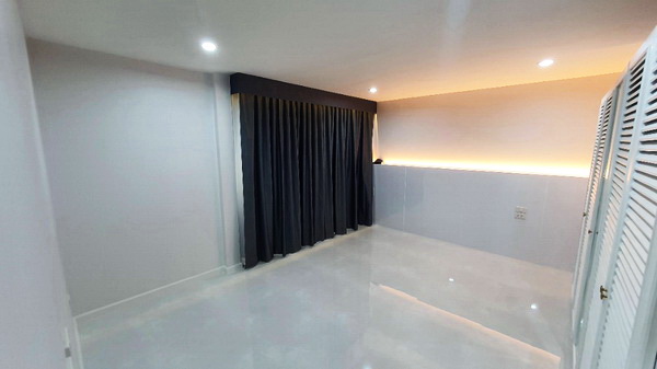 [ให้เช่า] FOR RENT DETACHED HOUSE CHOKCHAI 4 / 5 bedrooms 5 bathrooms / 100 Sqw. 300 Sqm. **179,000** CLOSE TO PAOLO CHOKCHAI 4 HOSPITAL