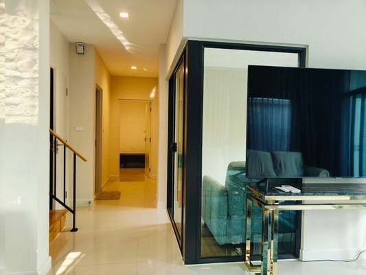 [ให้เช่า] FOR RENT VENUE RAMA 9 / 4 bedrooms 3 bathrooms / 61 Sqw. 230 Sqm. **65,000** CLOSE TO SUVARNABHUMI AIRPORT