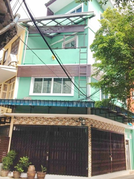 AIRBNB Hostel ลานคนเมือง ตึกแถว 4 ชั้น MRTสามยอด 450 ม. 3นอน 3น้ำ เสาชิงช้า 4แอร์ ศาลาว่าการกรุงเทพ ศาลเจ้าพ่อเสือ