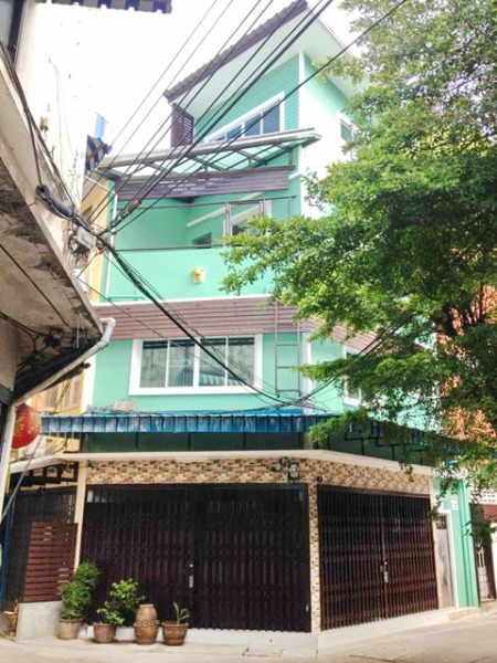 AIRBNB Hostel ลานคนเมือง ตึกแถว 4 ชั้น MRTสามยอด 450 ม. 3นอน 3น้ำ เสาชิงช้า 4แอร์ ศาลาว่าการกรุงเทพ ศาลเจ้าพ่อเสือ