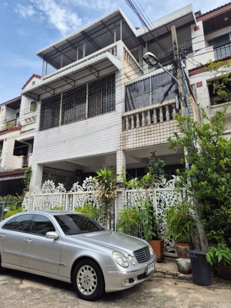 House for rent บ้านให้เช่า ทาวน์เฮ้าส์แต่งสวยสไตล์ยุโรป ทำสำนักงานได้ มีเฟอร์พร้อมอยู่ 4 ห้องนอน 3 ห้องน้ำ ใกล้ตลาดอินดี้ดาวคะนอง และถนนใหญ่ มีที่จอดรถในบ้าน