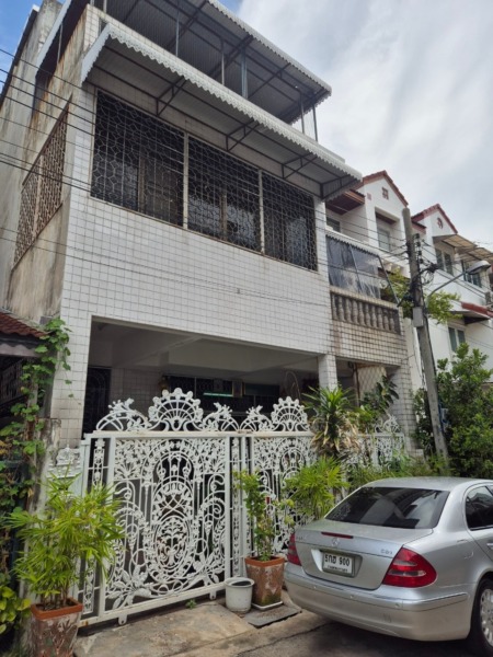 House for rent บ้านให้เช่า ทาวน์เฮ้าส์แต่งสวยสไตล์ยุโรป ทำสำนักงานได้ มีเฟอร์พร้อมอยู่ 4 ห้องนอน 3 ห้องน้ำ ใกล้ตลาดอินดี้ดาวคะนอง และถนนใหญ่ มีที่จอดรถในบ้าน