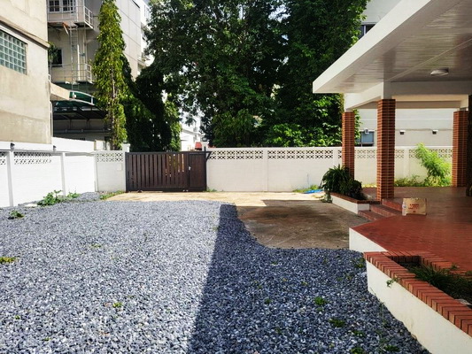 [ให้เช่า] FOR RENT DETACHED HOUSE CHAROENNAKORN 8 / 3 bedrooms 2 bathrooms / 120 Sqw. 200 Sqm. **85,000** VERY CLOSE TO ICONSIAM