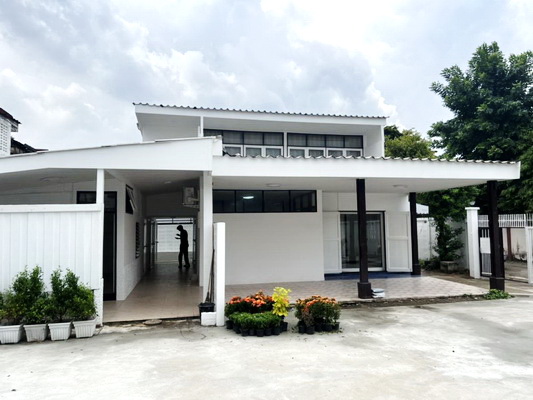 [ให้เช่า] FOR RENT DETACHED HOUSE RATCHADAPISEK 32 / 2 bedrooms 2 bathrooms / 110 Sqw. 300 Sqm. **50,000** CLOSE TO MRT LADPHRAO