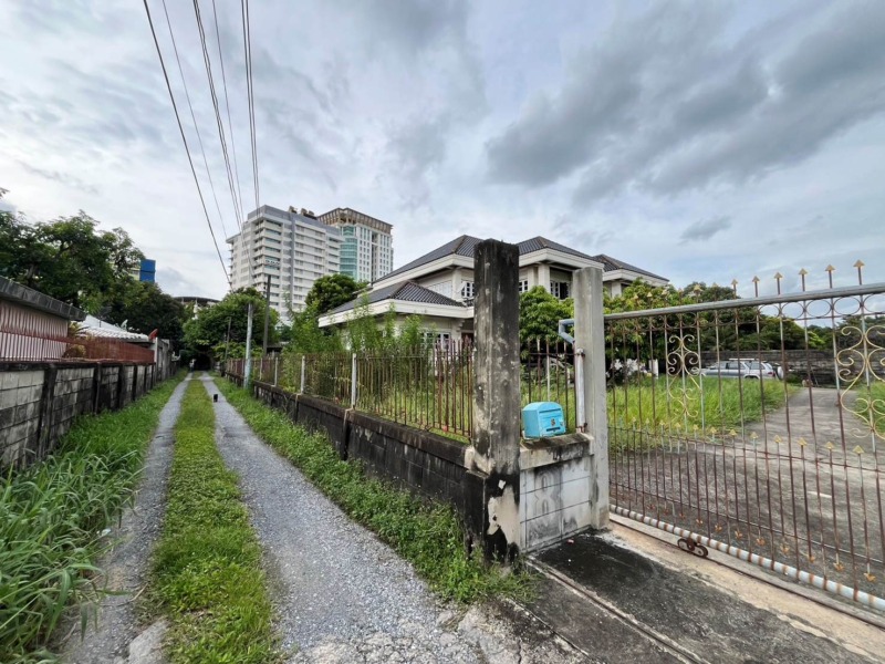 ขายที่ดิน ใกล้ทางขึ้นลงสถานีรถไฟฟ้าสายสีส้ม แบ่งขาย 1 ไร่ และ 3 ไร่ แยกบ้านม้า ถนนรามคำแหง 土地出售 Ramkhamhaeng 路，靠近 MRT Klong Baan Mar (yek baan mar) 和 Mandarin 國際學校