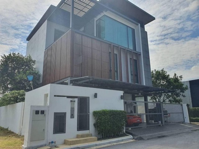 ขายบ้านเดี่ยวหรู 3 ชั้น The AVA residence สุขุมวิท 77 มีลิฟท์ภายในบ้าน และสระว่ายน้ำส่วนตัว ตกแต่งบิ้วอินทั้งหลัง ยกกระเ