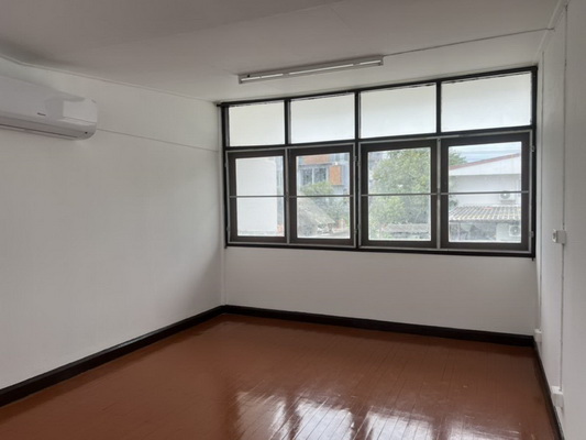 [ให้เช่า] FOR RENT DETACHED HOUSE RATCHADAPISEK 32 / 2 bedrooms 2 bathrooms / 110 Sqw. 300 Sqm. **50,000** CLOSE TO MRT LADPHRAO