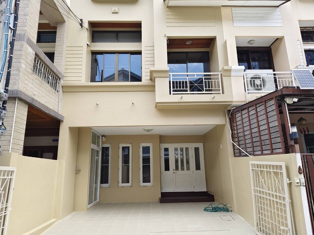 ขายทาว์นโฮม3ชั้น ซ.สหการประมูล 27ตร.ว. รีโนเวทใหม่ พร้อมอยู่ ForSale3-Story Townhome near Regents International School