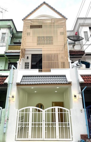 Me28ขายทาวน์โฮม 3 ชั้น บ้านรีโนเวทใหม่ทั้งหลัง หมู่บ้านร่มรื่น ถนนสตรีวิทยา2 ย่านโชคชัย4 ตกแต่งพร้อมเข้าอยู่