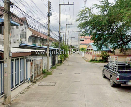 ทาวน์เฮ้าส์ หมู่บ้านนวลจันทร์ ใกล้สี่แยกเอราวัณ อ.เมือง จ.ลพบุรี