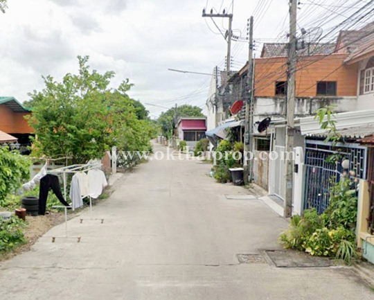 ทาวน์เฮ้าส์ หมู่บ้านนวลจันทร์ ใกล้สี่แยกเอราวัณ อ.เมือง จ.ลพบุรี