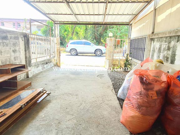 ทาวน์เฮ้าส์ หมู่บ้านนวลจันทร์ ใกล้สี่แยกเอราวัณ อ.เมือง จ.ลพบุรี