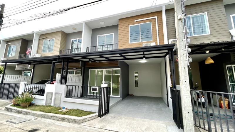 ทาวน์โฮม ใหม่พร้อมอยู่ ใกล้ห้างแฟชั่น เดอะคัลเลอร์ส วงแหวน-รามอินทรา ถ.รามอินทรา ถ.หทัยราษฎร์ ซอยสุเหล่าคลองหนึ่ง เขตคลอ