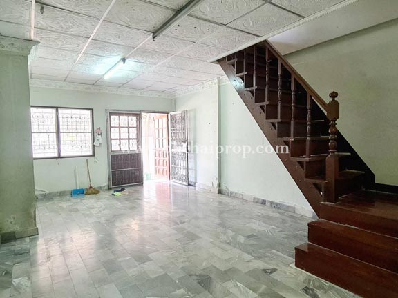 ทาวน์เฮ้าส์ หมู่บ้านนวลจันทร์ ใกล้สี่แยกเอราวัณ อ.เมือง จ.ลพบุรี