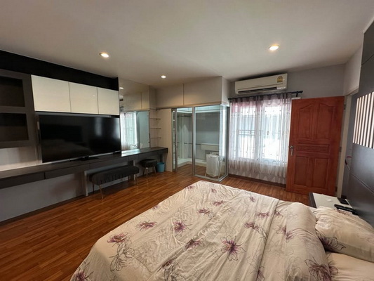 [ให้เช่า] FOR RENT THE EXCLUSIVE PHATTANAKARN 44 / 3 bedrooms 4 bathrooms / 25 Sqw. 200 Sqm. **40,000** CLOSE TO AIRPORTLINK HUAMARK