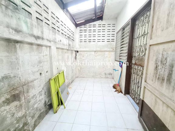 ทาวน์เฮ้าส์ หมู่บ้านนวลจันทร์ ใกล้สี่แยกเอราวัณ อ.เมือง จ.ลพบุรี