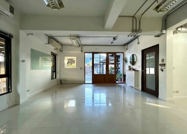 ให้เช่าบ้านพร้อมโกดัง พื้นที่ใช้สอย 550 ตารางเมตร 8 ที่จอดรถ ลาดพร้าว 71