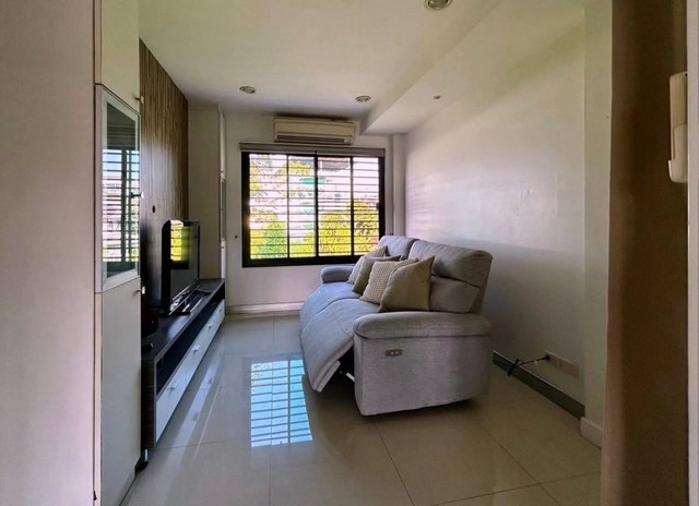 ให้เช่าบ้านพร้อมโกดัง พื้นที่ใช้สอย 550 ตารางเมตร 8 ที่จอดรถ ลาดพร้าว 71