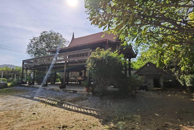 บ้านเรือนไทย สวยท่ามกลางธรรมชาติ บรรยากาศร่มรื่น วิวภูเขา บนพื้นที่ 1 ไร่ อู่ทอง สุพรรณบุรี