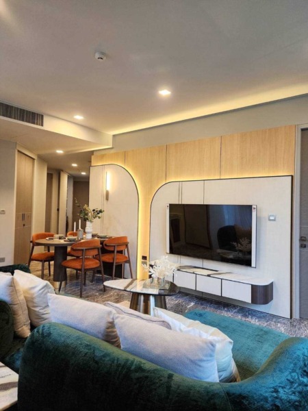 Bangkok condo for rent at Ashton Residence Sukhumvit 41 Super luxurious and Pet Friendly 2bedroom condo with superb privacy and serenity is conveniently located only 600 m from BTS Phrompong, Benjasiri Park, Emdistrict shopping mall