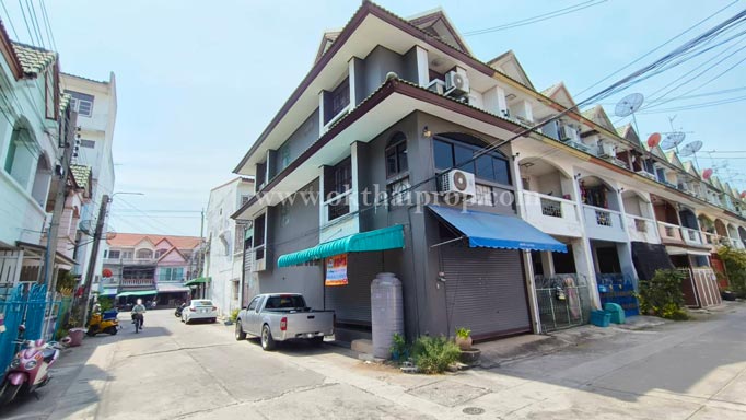 ทาวน์เฮ้าส์ หมู่บ้านบัวทองธานี บางบัวทอง นนทบุรี