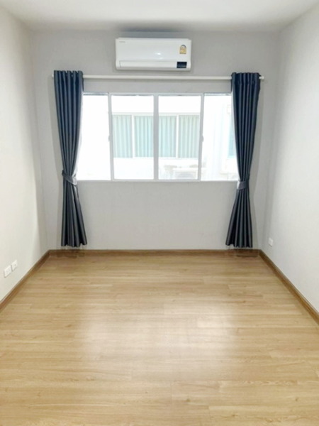 มีสวนหย่อม คอสโม บาซาร์ 900 MRT เมืองทองธานี 1.9 กม. ม.ทาวน์เฮาส์ 3ชั้น 3นอน 19ตร.วา.230 ตร.ม. รร.นานาชาติแฮมพ์ตั้น แจ้ง