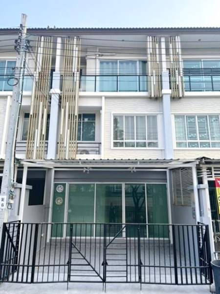 มีสวนหย่อม คอสโม บาซาร์ 900 MRT เมืองทองธานี 1.9 กม. ม.ทาวน์เฮาส์ 3ชั้น 3นอน 19ตร.วา.230 ตร.ม. รร.นานาชาติแฮมพ์ตั้น แจ้ง